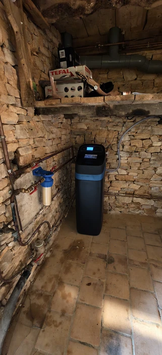 Intérieur de cuisine avec système de filtration d'eau domestique installé près d'un évier