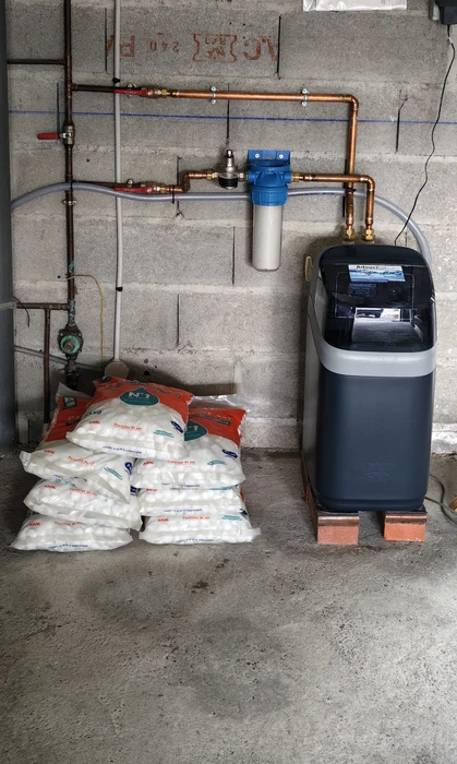 Intérieur de cuisine avec système de filtration d'eau domestique installé près d'un évier